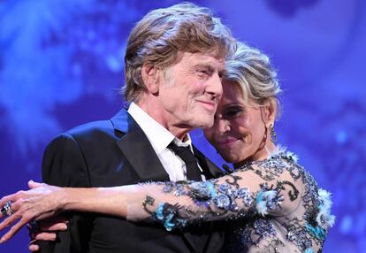 Robert Redford y Jane Fonda, el 1 de septiembre de 2017 en Venecia, tras recibir el León de Oro a la carrera.