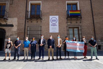 Imagen del acto celebrado en el Palacio de Pimentel, sede de a Diputación de Valladolid, con motivo del Orgullo LGBTI para colgar la bandera que luego tuvo que ser retirada.