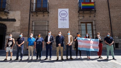 Imagen del acto celebrado en el Palacio de Pimentel, sede de a Diputación de Valladolid, con motivo del Orgullo LGBTI para colgar la bandera que luego tuvo que ser retirada.