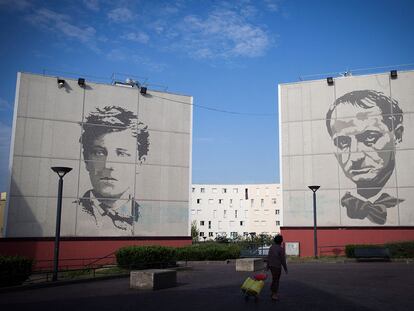 Retratos de Arthur Rimbaud y Charles Baudelaire en el suburbio parisiense de Chanteloup-les-Vignes, donde se rodó la película 'El odio', de Mathieu Kassovitz.