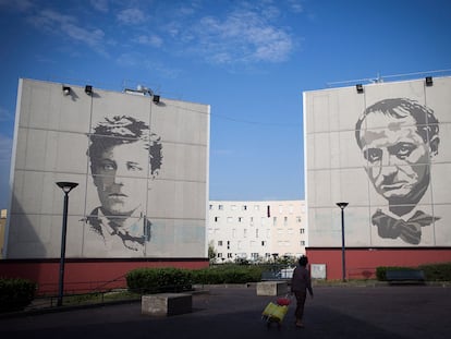 Retratos de Arthur Rimbaud y Charles Baudelaire en el suburbio parisiense de Chanteloup-les-Vignes, donde se rodó la película 'El odio', de Mathieu Kassovitz.