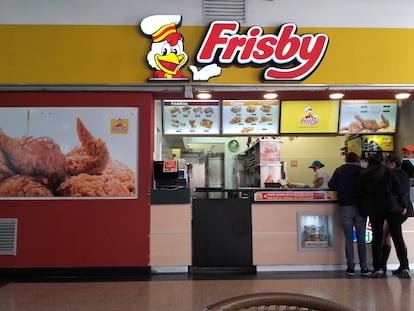 Un punto de venta de Frisby, cadena colombiana de comida rápida, en Bogotá.