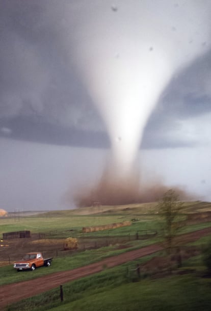 Foto de un tornado tocando tierra antes de dirigirse hacia Watford City, Dakota del Norte.