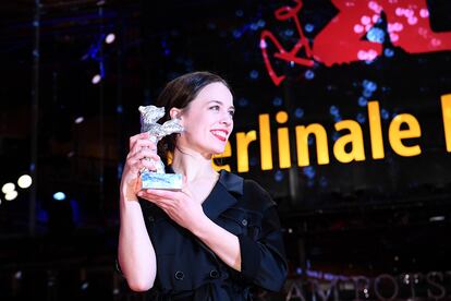 La actriz, con su Oso de Plata en la Berlinale.