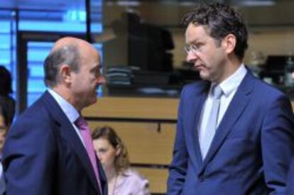 El ministro de Econom&iacute;a y Competitividad espa&ntilde;ol, Luis de Guindos (i), conversa con el presidente del Eurogrupo, el ministro de Finanzas holand&eacute;s Jeroen Dijsselbloem, antes del comienzo de la reuni&oacute;n de ministros de Econom&iacute;a y Finanzas de la Uni&oacute;n Europea, el Ecofin, en Luxemburgo.