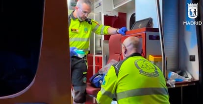 Colisión entre un taxi y una bicicleta de reparto en la avenida Ciudad de Barcelona.