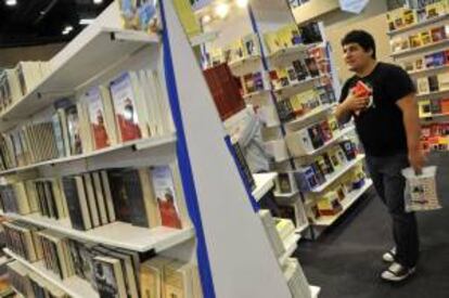 En la imagen, un asistente a la Feria Internacional del Libro en la ciudad de Panamá. EFE/Archivo