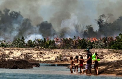 Queimada florestal junto ao rio Xingu (Pará), preparando terreno para a represa de Belo Monte.