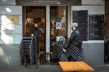 Una de los comercios de hostelería de Valencia, durante el horario limitado de cierre a las 17 horas por la pandemia.