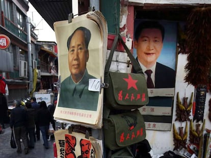 Posters de Mao Zedong y Xi Jinping en Pekín, en 2014.