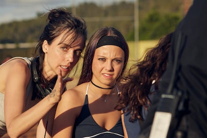 Leticia Dolera y Carla Quílez en un momento del rodaje de 'Pubertat'.