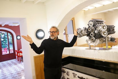 El chef Massimo Bottura muestra un motor de un coche Ferrari en su restaurante Cavallino, en Maranello, Italia.