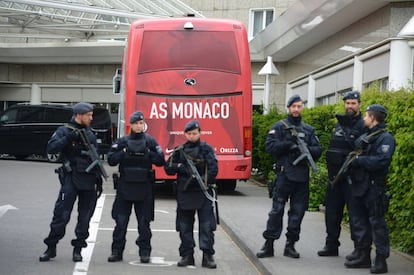 Varios policías vigilan el autobús del AS Mónaco antes del partido de cuartos de final de la Champions League que enfrentará al equipo monegasco y al Borussia de Dortmund.