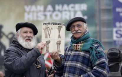 Dos pensionistas en la manifestación celebrada en San Sebastián.