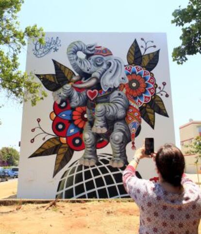 Obral del grafitero Cisco, de Olot, en el popular barrio de El Manal, en Rabat.