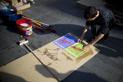 Fabricación de carteles a favor del referéndum independentista en la plaza de la Universitat de Barcelona.
