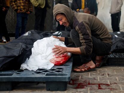 Un hombre llora la muerte de un ciudadano palestino en ataques israelíes a Rafah, en el sur de Gaza, este lunes.
