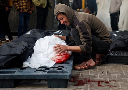 Un hombre llora la muerte de un ciudadano palestino en ataques israelíes a Rafah, en el sur de Gaza, este lunes.