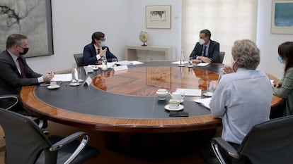 El presidente del Gobierno, Pedro Sánchez, durante una reunión con Salvador Illa, entonces ministro de Sanidad, e Iván Redondo, su jefe de Gabinete, en agosto de 2020, durante la pandemia.