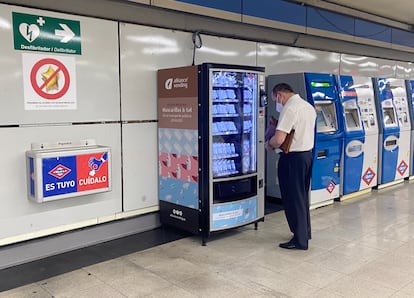 Máquina expendedora de mascarillas en una estación del metro de Madrid.