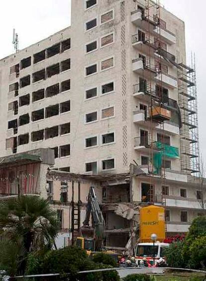 Trabajos de rescate de los obreros sepultados ayer en Capdepera.