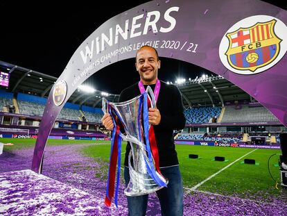 Lluís Cortés posa con el trofeo de campeonas de Europa, en una imagen del FC Barcelona.