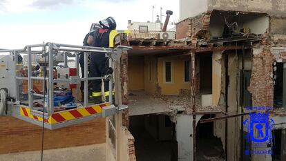 Los bomberos observan el edificio desde arriba.