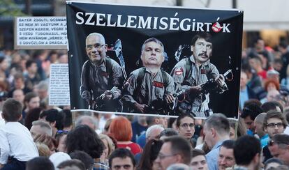 Manifestantes en Budapest, Hungría.