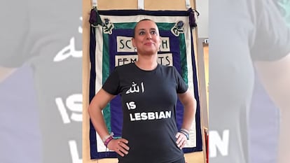 La activista LGTBIQ marroquí Ibtissame Lachgar, detenida por blasfemia tras mostrar en redes sociales una foto en la que viste una camiseta con la inscripción: "Alá es lesbiana".