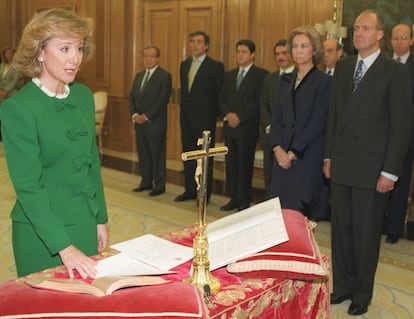 Esperanza Aguirre, nueva ministra de Cultura y Espectáculos, jura su cargo ante los reyes Juan Carlos y Sofía