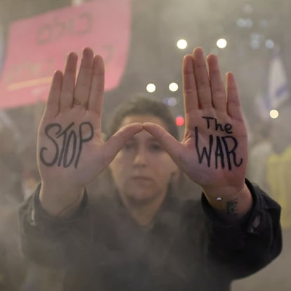 FILE PHOTO: People protest against the government and to show support for the hostages who were kidnapped during the deadly October 7, 2023 attack, amid the ongoing conflict in Gaza between Israel and Hamas, in Tel Aviv, Israel January 4, 2025. REUTERS/Kai Pfaffenbach/File Photo