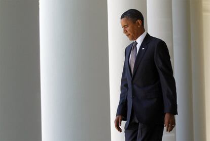Barack Obama sale de la Casa Blanca y se dirige a hacer una declaración pública, ayer en Washington.