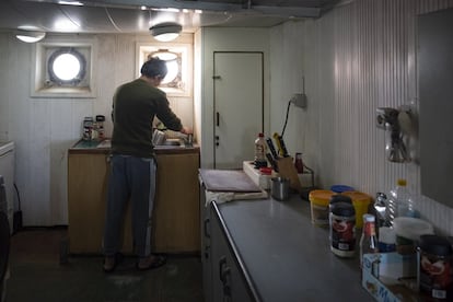 El mecánico Than Htike coge agua para hacer café en la cocina del barco 'Sea Condor'.