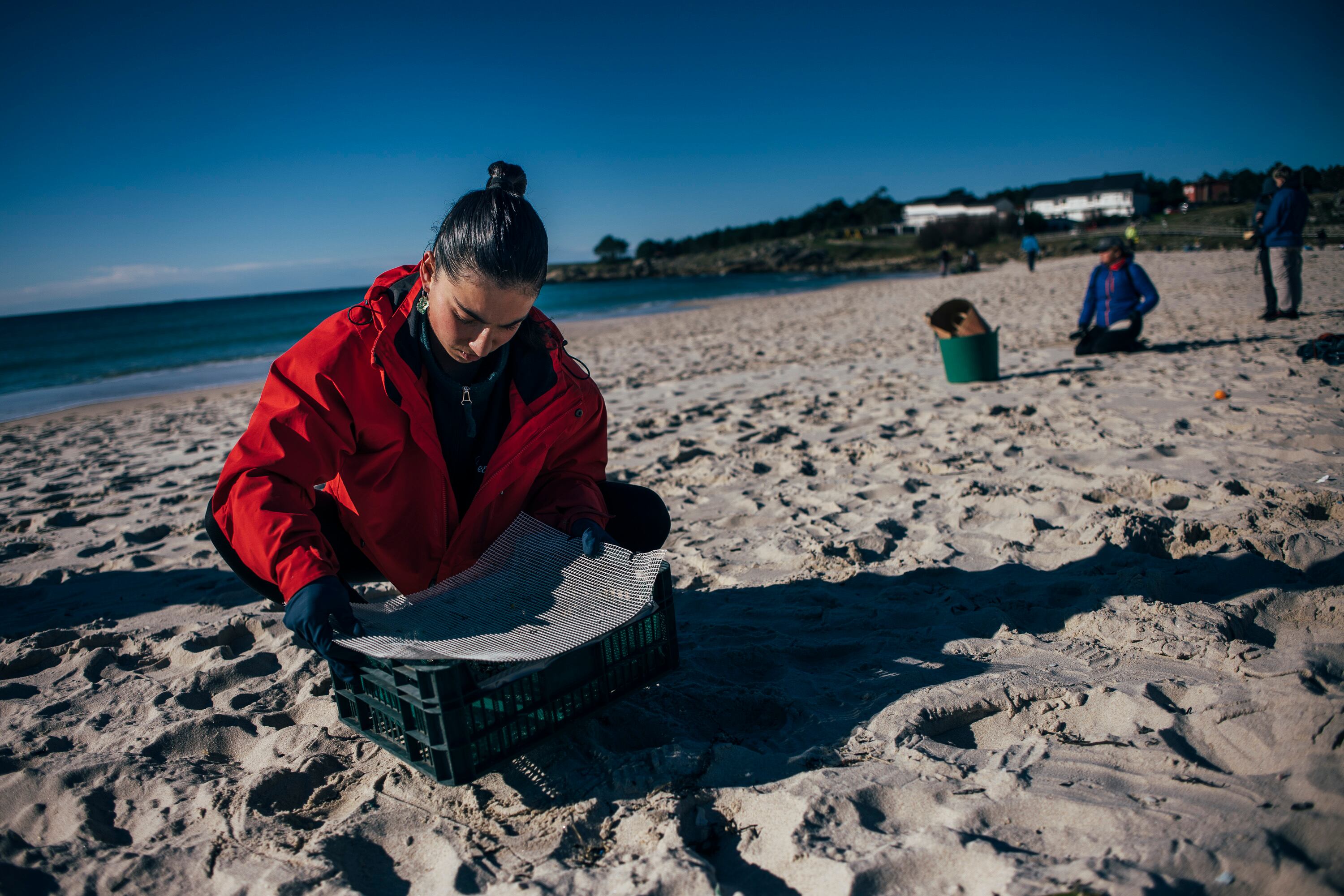 Los voluntarios llevan tres días organizándose y recogiendo el material contaminante.