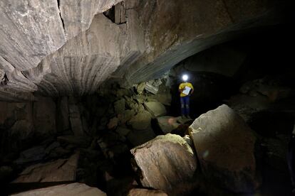 Boaz Langford ilumina con su luz frontal las paredes de sal en el interior de la cueva.