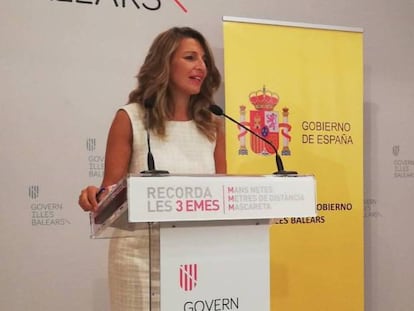 La vicepresidenta segunda del Gobierno y ministra de Trabajo, Yolanda Díaz, junto al ministro de Inclusión, Seguridad Social y Migraciones, José Luis Escrivá.