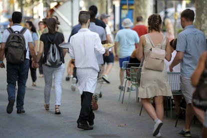 Un camarero trabaja en una terraza del Paseo de Gracia de Barcelona