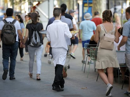 Un camarero trabaja en una terraza del Paseo de Gracia de Barcelona