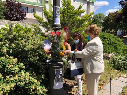 Familiares de los fallecidos en la residencia pública de Alcorcón colocan flores en su recuerdo delante del centro.