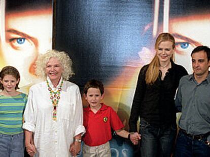 Nicole Kidman y Alejandro Amenábar (a la derecha), con los niños Alakina Mann y James Bentley y, entre éstos, Fionnula Flanagan, en Madrid, antes del estreno de Los Otros.