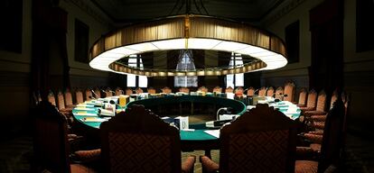 Fotografía panorámica (fusionada digitalmente) del salón del plenos de la RAE