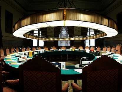 Fotografía panorámica (fusionada digitalmente) del salón del plenos de la RAE