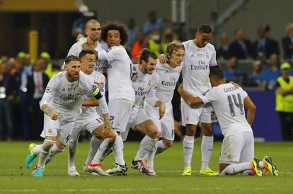 Los jugadores del Real Madrid celebran el gol de penalti que les dió la victoria de la Champions League ante el Atlético de Madrid, el 28 de mayo de 2016. Los goles de Lucas Vázquez, Marcelo, Bale, Ramos y Cristiano Ronaldo dieron el título europeo.