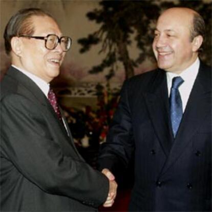 El presidente chino, Jiang Zemin, hoy en Pekín con el ministro de Exteriores ruso, Igor Ivanov.