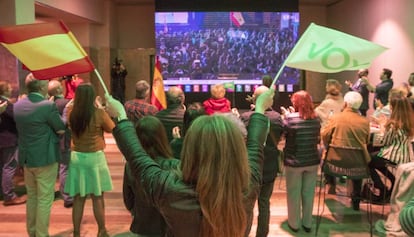 Simpatizantes de Vox en la sede electoral del partido en Barcelona