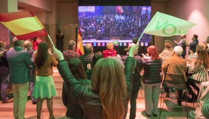 Simpatizantes de Vox en la sede electoral del partido en Barcelona