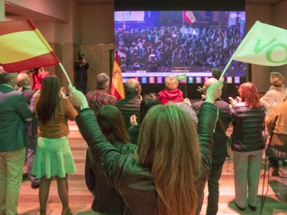 Simpatizantes de Vox en la sede electoral del partido en Barcelona