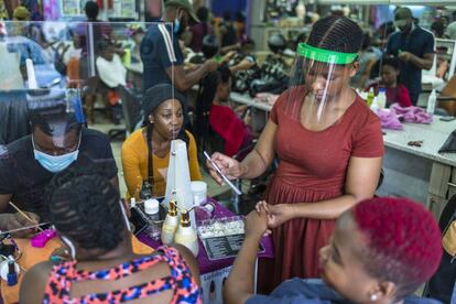 En este local del barrio de Sunnyside puede montar una peluquería cualquiera que pague el alquiler de un espacio. La xenofobia se alimenta de bulos que condenan a la comunidad migrante. El más común, que este colectivo sobrecarga los servicios públicos. Sin embargo, solo alrededor de cuatro de los 55 millones de residentes en Sudáfrica son extranjeros. También los no sudafricanos pagan igual que los sudafricanos cuando la atención sanitaria es secundaria o terciaria: una cantidad acorde a sus ingresos que se calcula a la hora de emitir la factura. De hecho, los extranjeros están sujetos a las mismas tarifas hospitalarias o incluso a unas más altas si están indocumentados.