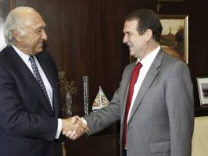 El nuevo presidente de Pescanova, José Manuel Urgoiti (i), ha visitado al alcalde de Vigo, Abel Caballero.