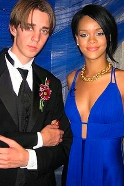 Rihanna está guapa se ponga lo que se ponga. En su baile de graduación apostó por escotazo y azul eléctrico.